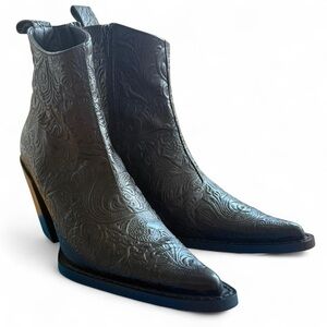 ✨BNIB✨ John Fluevog Joan Western Punk Ankle Boot Size 6 Black